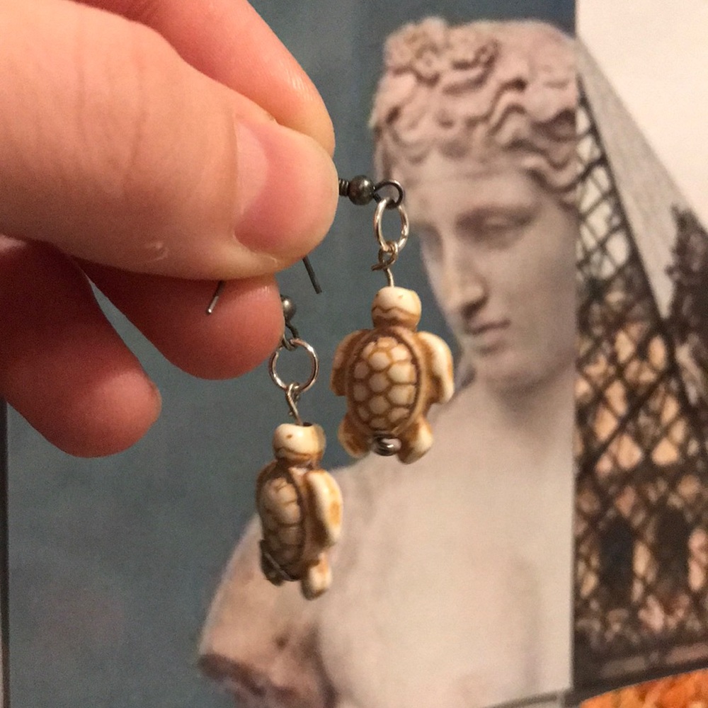 super cute turtle earrings